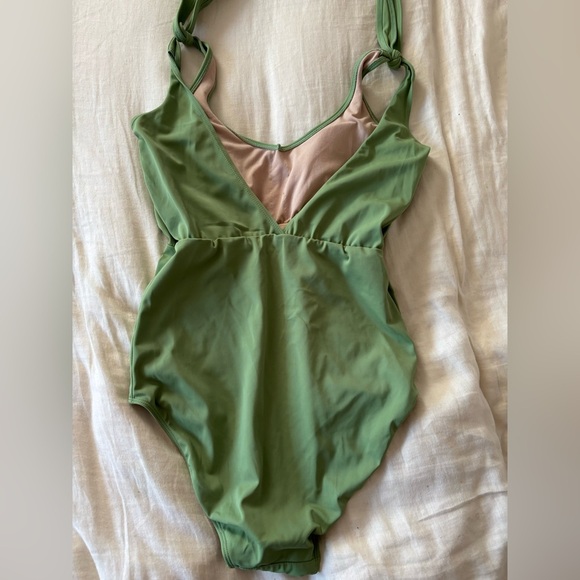 Kortni Jeane One Piece - Picture 2 of 5